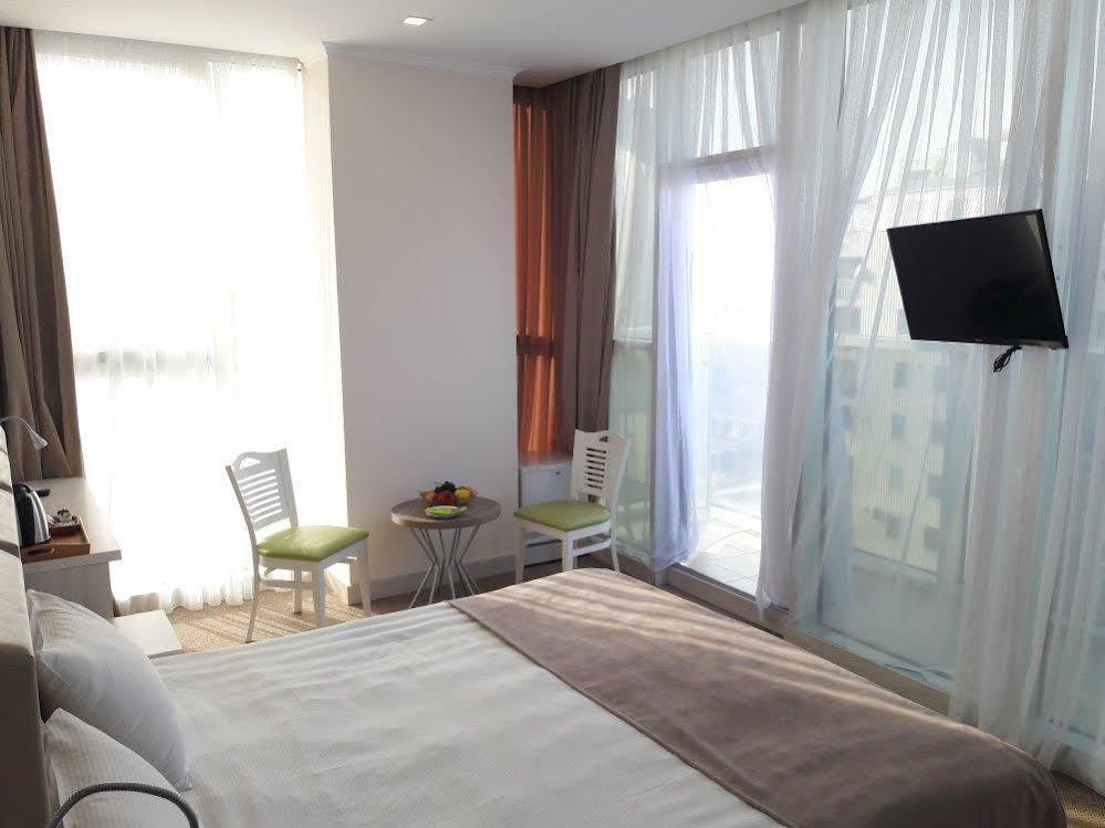 Hotel Green Glass Batumi Eksteriør billede